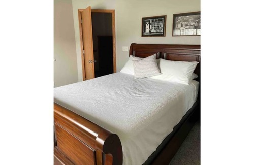Waterloo House | New Stunning, Luxury Home by Water Park & Casino. Sleeps 9-10. Pets OK