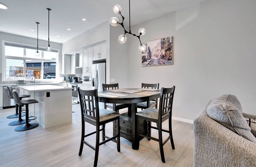 Southeast Calgary House | New Stylish 6BR/8BD/4.5BT/Ac/Remote Work/Games/Lake Access