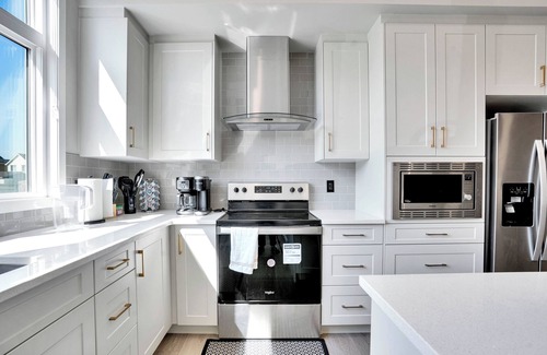 Southeast Calgary House | New Stylish 6BR/8BD/4.5BT/Ac/Remote Work/Games/Lake Access