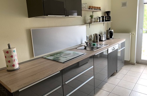 Cottbus Apartment | New! Stylish city apartment *Netflix,parking lot,close to BHF*