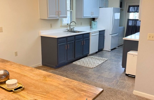 Stevensville House | New! Stylish downtown home w/awesome outdoor area!
