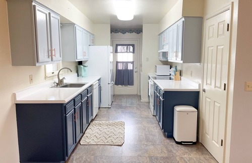 Stevensville House | New! Stylish downtown home w/awesome outdoor area!