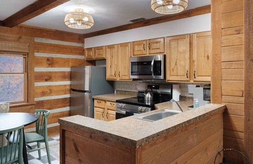 Bryson City Cabin | NEW Stylish Log Cabin w/Hot Tub, Views, Firepit in the Nantahala Forest!