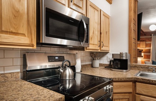 Bryson City Cabin | NEW Stylish Log Cabin w/Hot Tub, Views, Firepit in the Nantahala Forest!