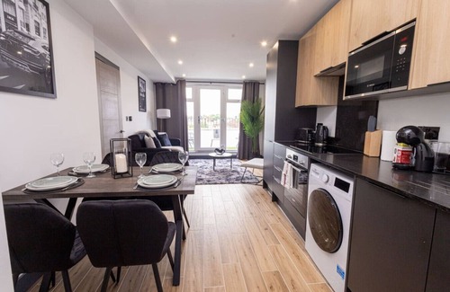 Borehamwood Apartment | New Stylish Top-Floor Flat with Private Balcony and Parking - 20 Min Link to Kings Cross