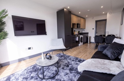 Borehamwood Apartment | New Stylish Top-Floor Flat with Private Balcony and Parking - 20 Min Link to Kings Cross