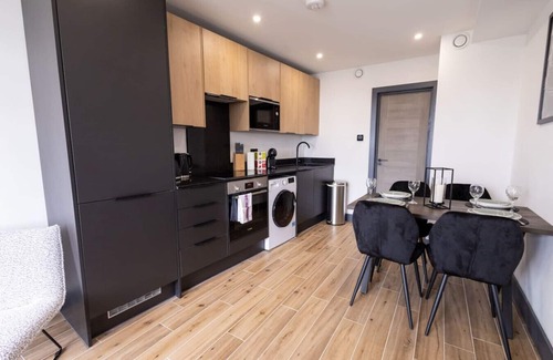 Borehamwood Apartment | New Stylish Top-Floor Flat with Private Balcony and Parking - 20 Min Link to Kings Cross