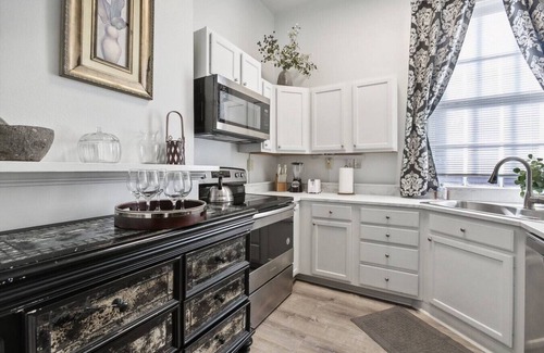 Leonidas Apartment | New Suite Oak St Retreat! Shops, Music & More!