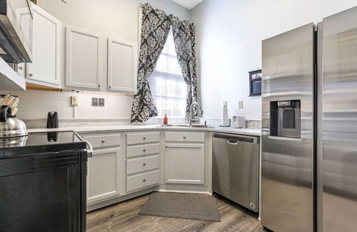 Leonidas Apartment | New Suite Oak St Retreat! Shops, Music & More!