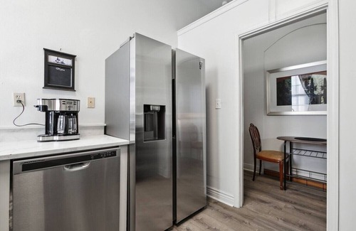 Leonidas Apartment | New Suite Oak St Retreat! Shops, Music & More!