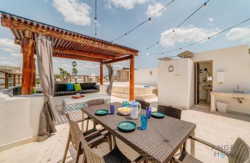 Zazil-ha House | NEW Sunlit Stay Private Roof Terrace BBQ SpaTub