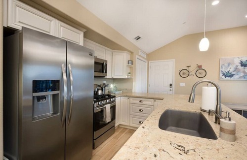 Folsom House | New Sunset Loft Guest House-Old Folsom-Kind Bed