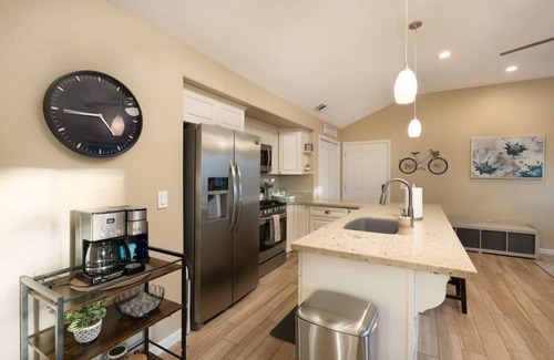 Folsom House | New Sunset Loft Guest House-Old Folsom-Kind Bed
