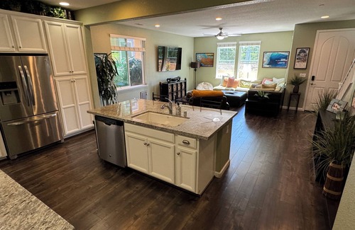 East Roseville Parkway House | NEW - Sutter Roseville 1.1 mile Kaiser Permanente 1.2 Mile - Gated Luxury Rental