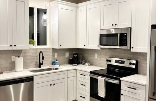 Lafayette House | NEW*Tabasco House*KING Bed*Garage*Safe Location