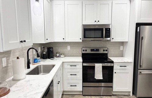 Lafayette House | NEW*Tabasco House*KING Bed*Garage*Safe Location