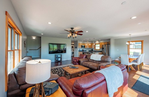 Waterfront Greens House | New! Tee Time: Lake Access, Hot Tub, Fireplace, Dock!
