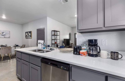 Temple House | NEW-Temple 6BD, 8PPL, Near PowerPlant, VA Hospital, & BS&W. Free Parking+Wi-Fi