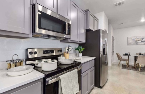 Temple House | NEW-Temple 6BD, 8PPL, Near PowerPlant, VA Hospital, & BS&W. Free Parking+Wi-Fi