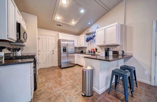 Quail Ridge House | 🏡 *NEW* The Artsy Abode ✨ Hot Tub ♨️ BBQ 🍖Foosball ⚽️
