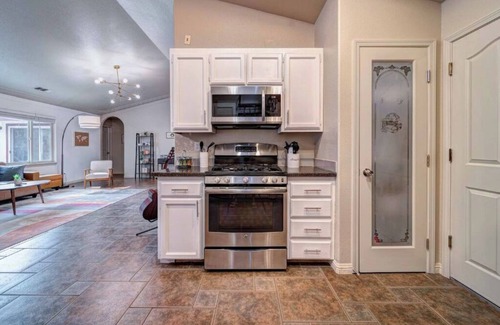 Quail Ridge House | 🏡 *NEW* The Artsy Abode ✨ Hot Tub ♨️ BBQ 🍖Foosball ⚽️