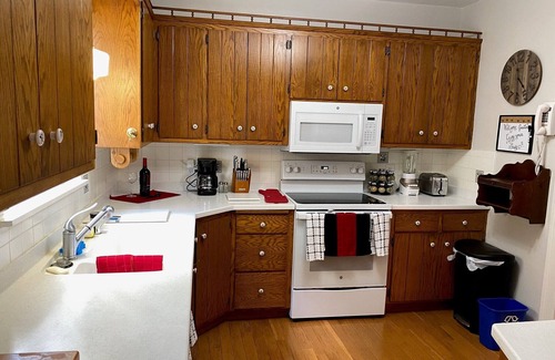 Racine House | New! The Gatsby! Pro Cleaned, Self Check In Sleeps 12
