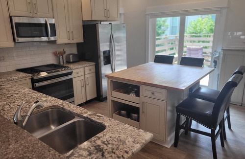 Elberta House | New! The Glarum House - Gorgeous Dog-Friendly Historic Home in Great Location with Central A/C!