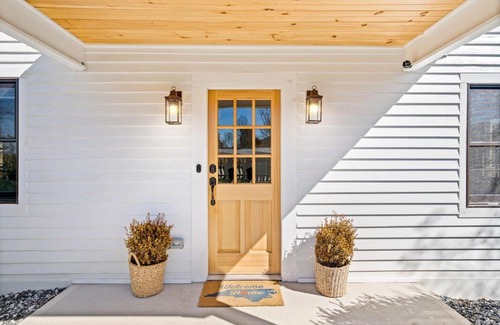 Marshall House | *NEW! The Rectory, King Bed, Home Theater, Deck, BBQ, Fire Pit