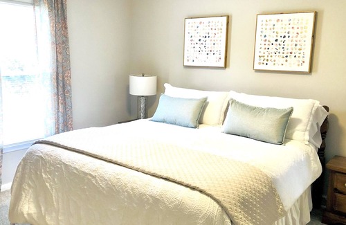Conestee House | NEW!! The Yellow Cottage, FREE WIFI, parking and coffee!
