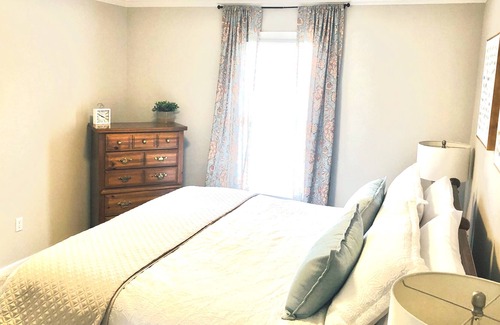 Conestee House | NEW!! The Yellow Cottage, FREE WIFI, parking and coffee!