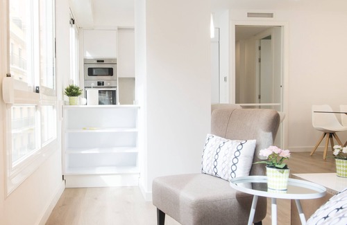 Alicante City Centre Apartment | New to HA! Beautiful apt with A/C, 4 minutes to Beach, in City Center!