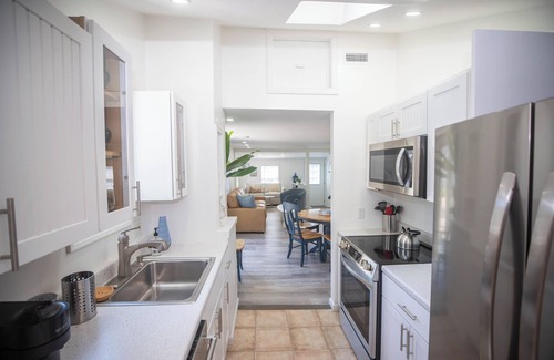 Newport East House | New to market BEACH HOUSE! Walk to beach, cliff walk, restaurants and more!
