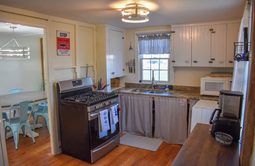 West Harwich House | New to our 2025 Inventory! Adorable home, just .5 miles to Beach, sleeping 6
