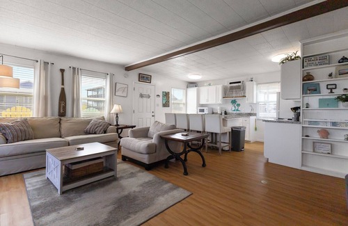 Galveston House | New to the Market Beach House - Sleeps 6 - Pet Friendly