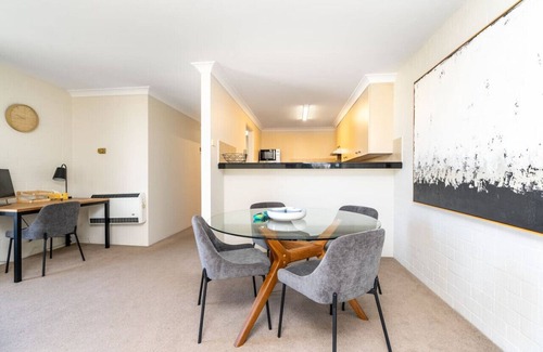 Kingston Apartment | New to VRBO: Howitt Place Apt minutes to Parliamentary Triangle