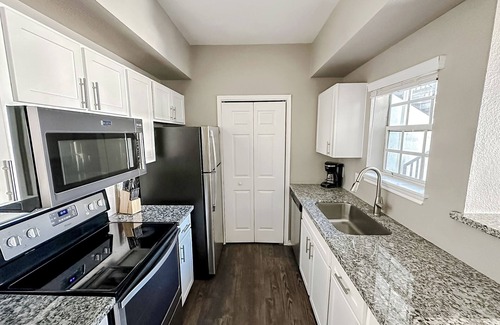 South Side Apartment | New to Vrbo Sleepover Cozy 1BD/1BA + Gym - Corpus Christi