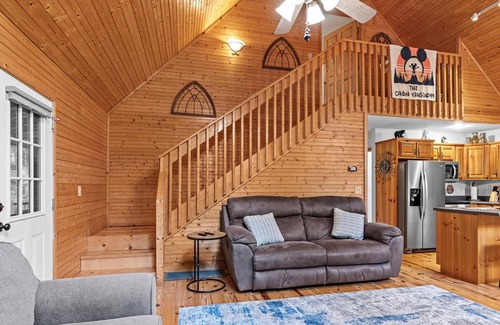 Blairsville Cabin | New To Vrbo! The Cabin Kingdom | Hot tub | Zero Gravity Massage Chair | Fire Pit