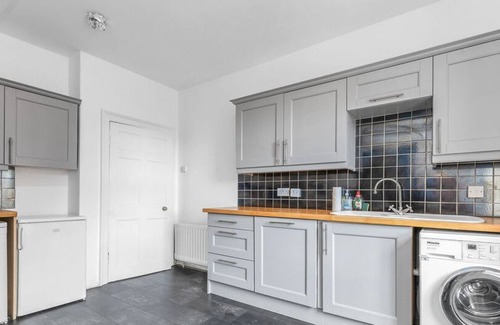 New Town Apartment | New Town 3BR-2BA, Castle Street