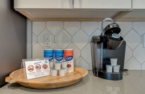 Buena Vista House | New Townhome 5 mins to Broadway Sleeps 8