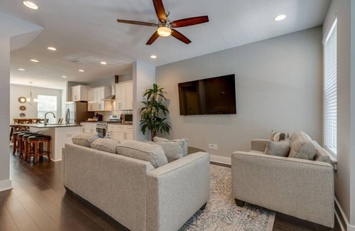 Buena Vista House | New Townhome 5 mins to Broadway Sleeps 8