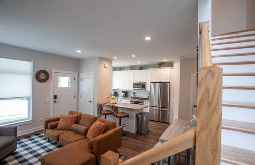 Naperville House | New Townhome Near Downtown-King Bed-Metra