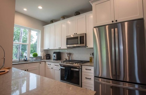 Naperville House | New Townhome Near Downtown-King Bed-Metra
