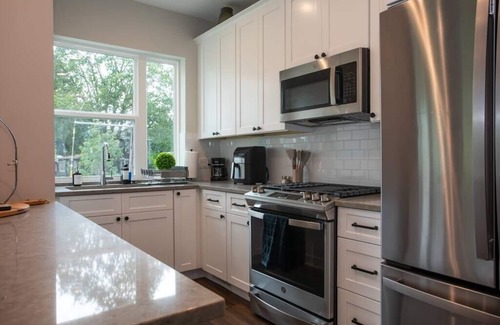 Naperville House | New Townhome Near Downtown-King Bed-Metra