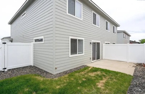 Tri-Cities House | New Townhouse! Private Yard & Garage 3/2.5 #5750
