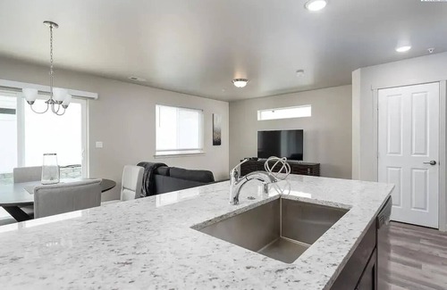 Tri-Cities House | New Townhouse! Private Yard & Garage 3/2.5 #5748