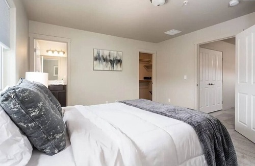 Tri-Cities House | New Townhouse! Private Yard & Garage 3/2.5 #5748