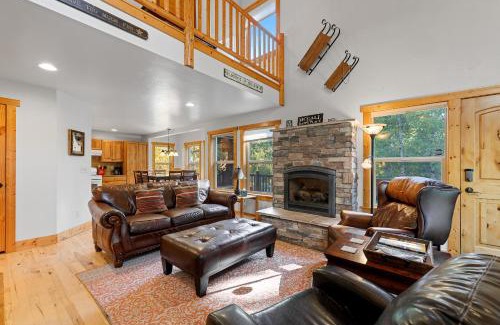 McCall House | New! Tranquil Aspens - near lake, town, parks - expansive deck - pet friendly