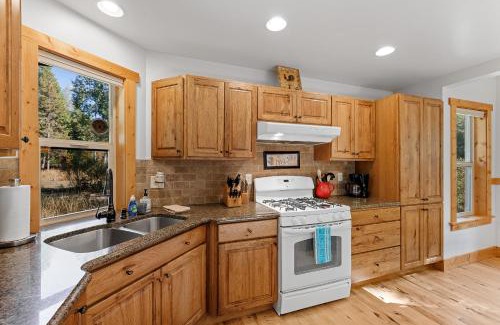 McCall House | New! Tranquil Aspens - near lake, town, parks - expansive deck - pet friendly