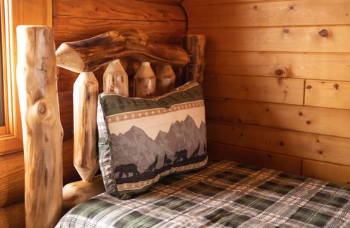 Deerwood Cabin | *New* Tranquil Log Home on Wilson Lake