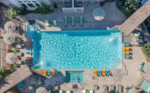 Reno/Tahoe Airport Apartment | New Trendy 1BR Apartment with Heated Pool Gym & Minigolf